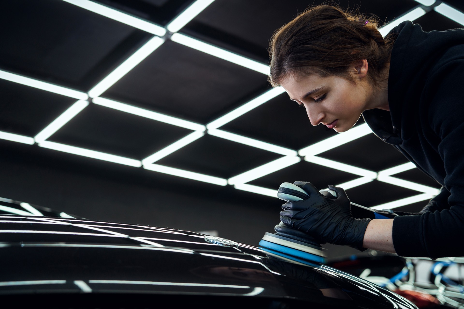 Femme Polissant Voiture Dans Un Atelier Automobile Professionnel